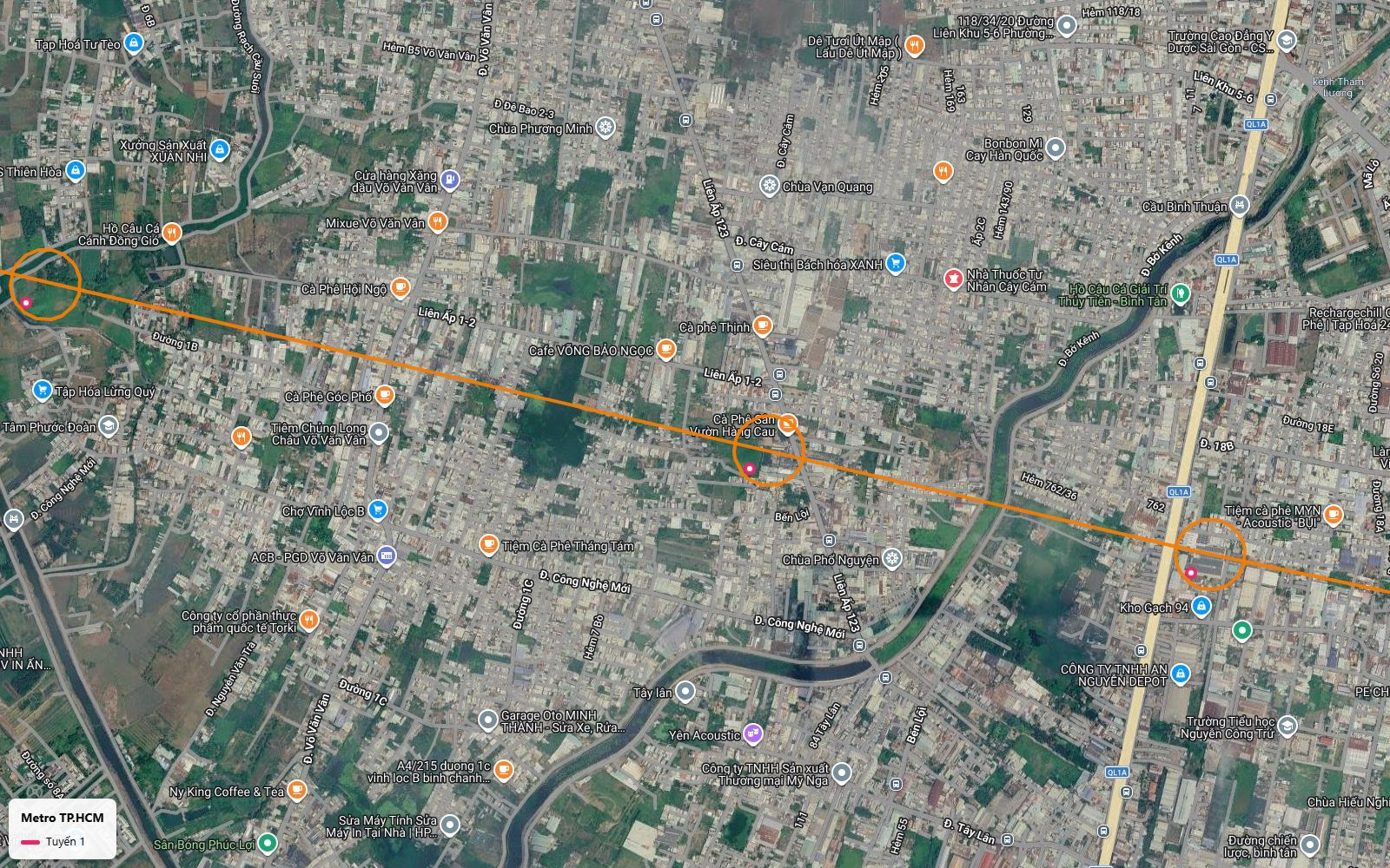 Tuyến metro số 1 tiến tới ga trung chuyển cạnh Quốc lộ 1A, gần cầu Bình Thuận và kênh Tham Lương